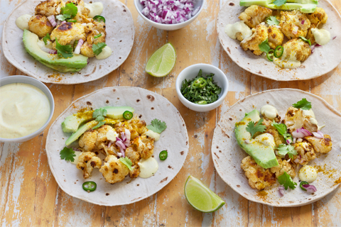 Tacos végétariens de chou-fleur, avocat et sauce coriandre