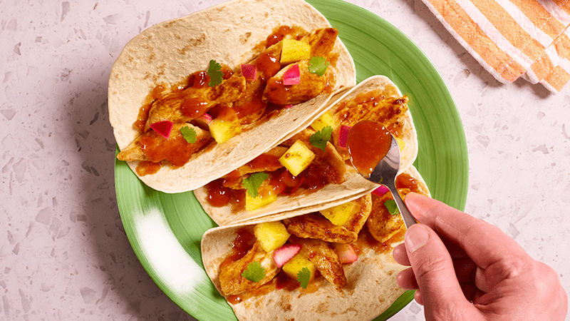 délicieux tacos al pastor street vibes servis sur une assiette verte